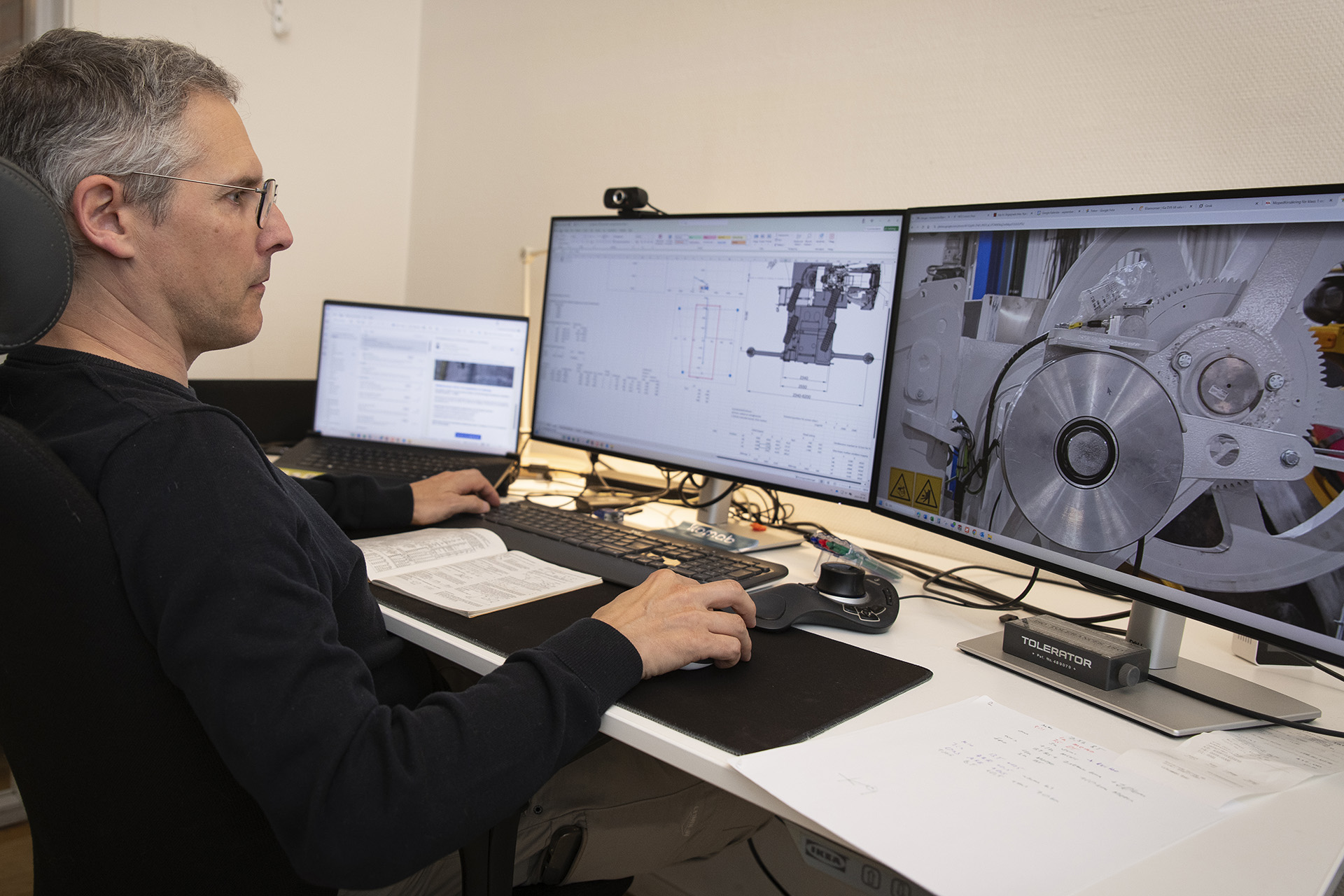 Lars Karlander konstruerar. Sitter vid datorn och arbetar med CAD.