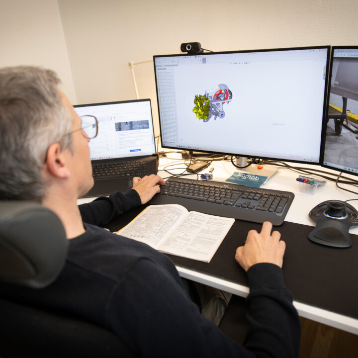 Lars Karlander konstruerar. Sitter vid datorn och arbetar med CAD.